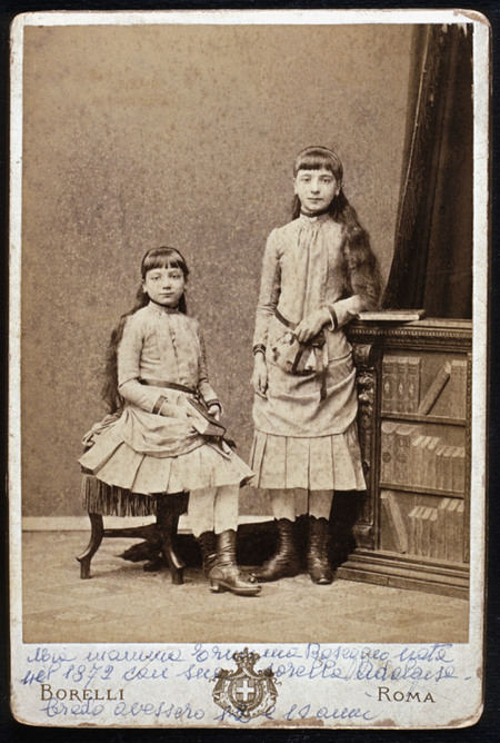 BAMBINE SORELLE CON LA DIVISA UGUALE