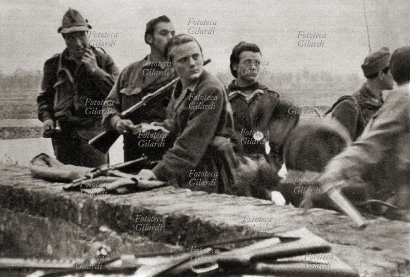 RESISTENZA Pianura modenese: una squadra partigiana in attesa di ordini prima di iniziare un\