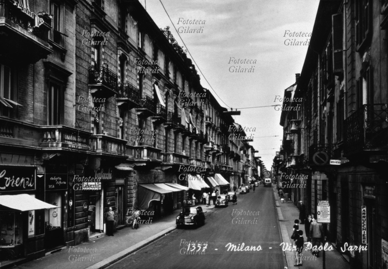 MILANO Via Paolo Sarpi, una delle più celebri strade dello Shopping milanese; destinataria di una forte immigrazione cinese a partire dai primi decenni del Novecento, negli anni Duemila sarà soprannominata la "Chinatown milanese". Alcuni passeggeri attendono alla fermata l\