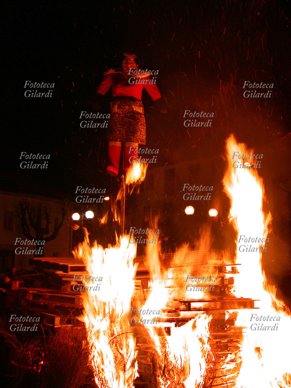 ROGO della GIOBBIANA di Misinto, tradizionale falò invernale che brucia la strega dell\
