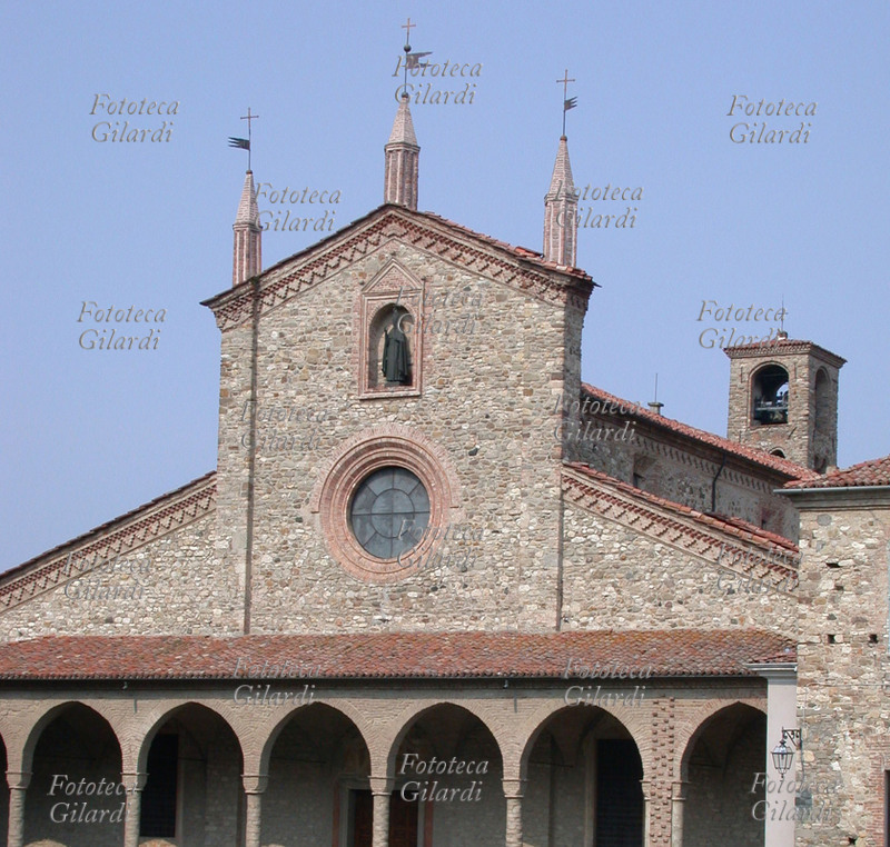SAN COLOMBANO Facciata della Basilica di San Colombano. La costruzione del Monastero di San Colombano incominciò verso la fine del IX secolo quando l\
