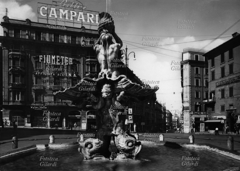 ROMA piazza Barberini e la Fontana del Tritone di Gian Lorenzo Bernini (1598-1680); sul palazzo appaiono alcune insegne pubblicitarie tra cui "Bitter Campari", "Fiumeter affiliata all\