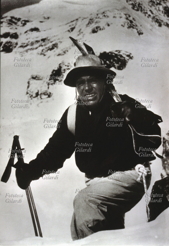 Achille COMPAGNONI (26 settembre 1914 – 13 maggio 2009), alpinista italiano conquistatore del K2, del quale raggiunse la cima con Lino Lacedelli il 31 luglio 1954. Ritratto fotografico preso qualche anno dopo, nella neve tra i monti. Italia, 1959.