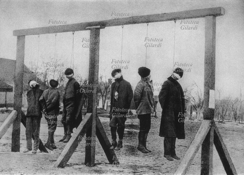 II GM NAZISMO I nazisti impiccano cittadini di religione ebraica. Fotografia spontanea, Lucim, nei pressi di Bydgoszcz, Polonia 1940 circa.