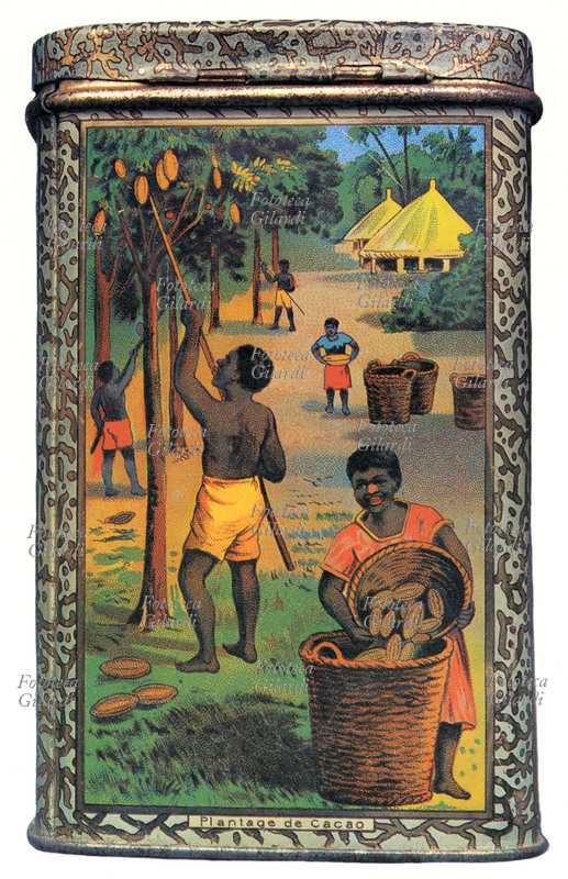 CACAO Confezione in latta per cacao in polvere. La scena di raccolta è idilliaca, la realtà nelle colonie francesi (come quella rappresentata) era ben diversa. Cromolitografia, Francia 1930.