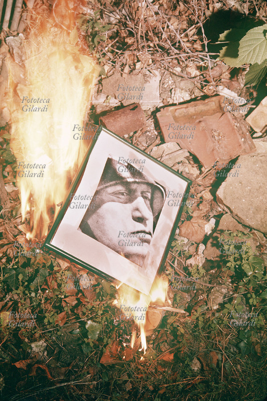 CADUTA DEL FASCISMO si bruciano i ritratti di Mussolini. Italia, 25 luglio 1943