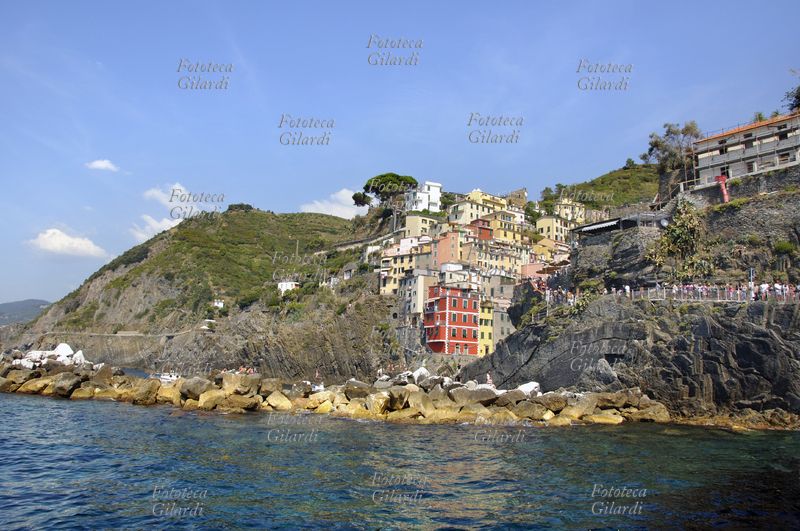 RIOMAGGIORE visto dal mare, uno dei borghi delle cosiddette Cinque Terre, sito tra il mar Ligure e la ripida catena montuosa che si distacca dall\