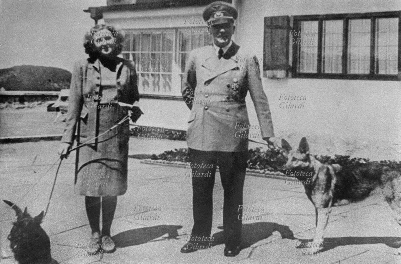 Adolf HITLER (1889-1945) con Eva Braun in un momento di riposo nella sua casa di montagna a Berghof, che aveva soprannominato \