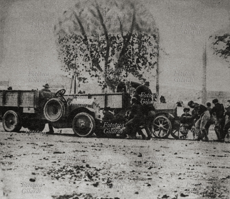 FASCISMO squadra fascista in azione, contro contadini. Italia, 1921