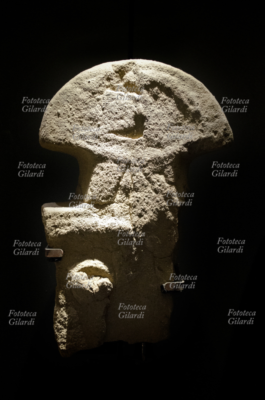 PREISTORIA Malgrate VI, statua stele muliebre di epoca eneolitica rinvenuta a Malgrate di Villafranca in Lunigiana (MS). Questo genere di monumento di tipo antropomorfo in pietra arenaria rientra nel fenomeno del megalitismo, comune alle popolazioni pre/protostoriche dell\