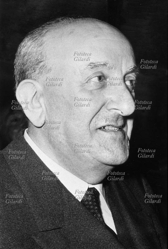 Camillo OLIVETTI (1868-1933) fondatore delle industrie meccaniche che portano il suo nome, alle quali affidò, primo in Italia, la produzione di macchine per scrivere. Fotografia, Italia 1930 circa.