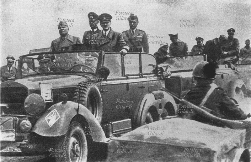 ASSE ROMA-BERLINO fronte russo: Benito Mussolini e Adolf Hitler in visita, attraversano le linee a bordo di un\