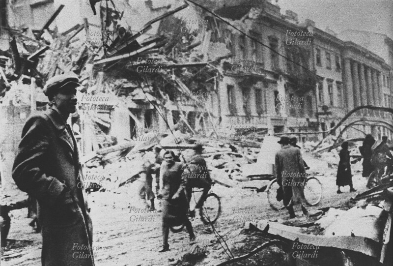 VARSAVIA le rovine della città, vittima dei bombardamenti tedeschi. Polonia, 1940