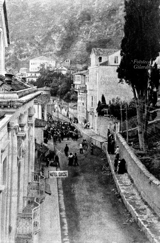 TURCHIA Trebisonda: i turchi danno la caccia agli armeni. Veduta di una strada della città turca, luglio 1916.
