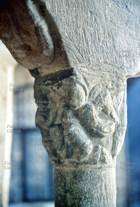 ABBAZIA Dettaglio di un capitello con raffigurazione della Natività nel chiostro dell\