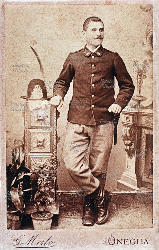 PRIMA GUERRA MONDIALE ritratto singolo di soldato semplice del corpo degli alpini, Fotografia virata seppia, studio G. Merlo, Oneglia 1915 circa.