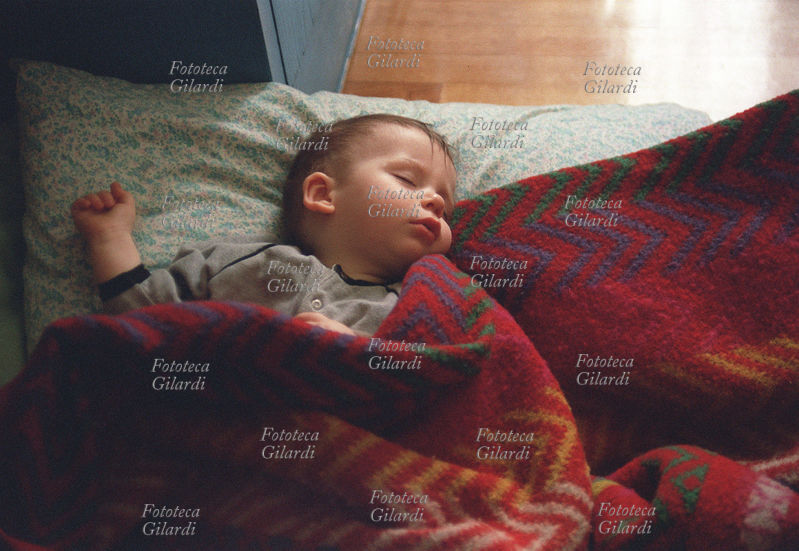 BAMBINI Ritratto di bimbo immerso in un sonno beato. Dovrebbe essere diritto di ogni bambino avere la possibilità, di riposare tranquillo al tepore rassicurante delle mura domestiche, ma sappiamo che purtroppo non è così. L\