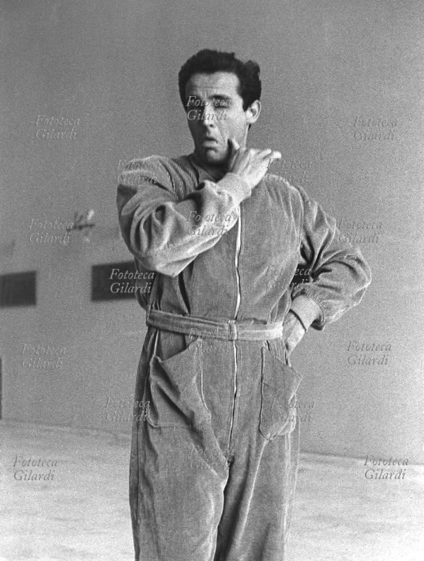 GESTI Vittorio Gassman (1º settembre 1922 – 29 giugno 2000) esegue l\