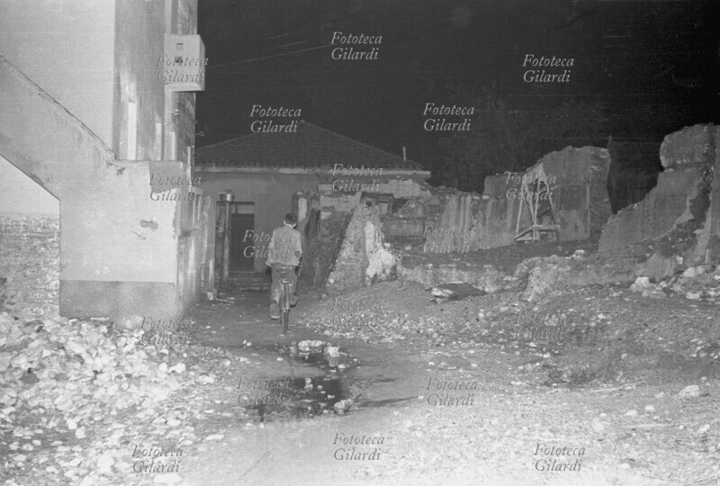 OPERAIO parte alla mattina presto con il buio, in bicicletta. L\