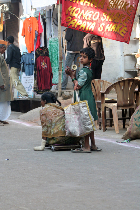 PUSHKAR RITRATTO DI DONNA MENDICANTE INVALIDA CON BAMBINA