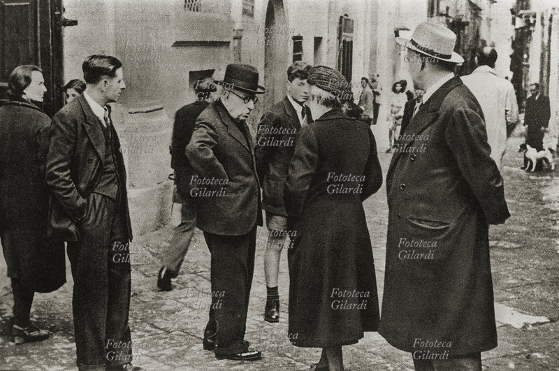 Benedetto CROCE (1866-1952). Il filosofo italiano, ideologo del liberalismo novecentesco e antifascista, a passeggio per le vie di Napoli nei primi anni del dopoguerra. Napoli, 1950.