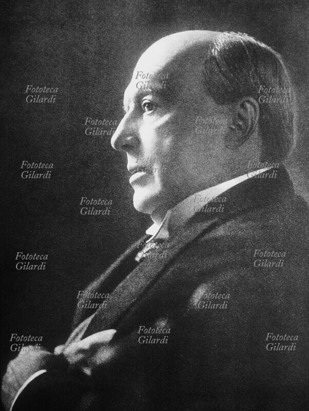Henry JAMES (15 aprile 1843 – 28 febbraio 1916), scrittore e critico letterario statunitense, di educazione cosmopolita, visse in Europa e divenne cittadino inglese. Ritratto mezzobusto di profilo del fotografo tedesco naturalizzato britannico Emil Otto Hoppé (14 aprile 1878 – 9 dicembre 1972). Regno Unito, 1923.