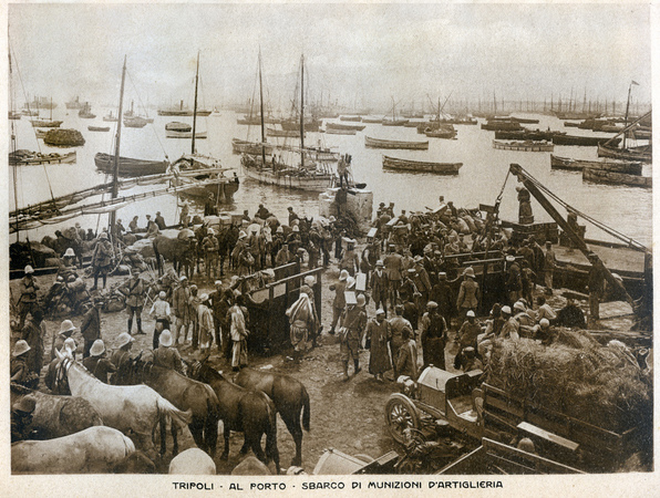 TRIPOLI AL PORTO SBARCO DI MUNIZIONI D ARTIGLIERIA