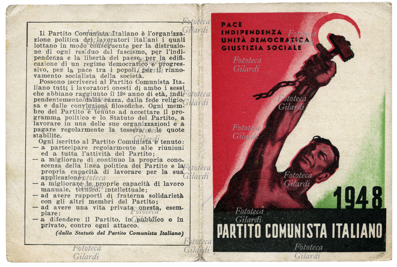 PCI La tessera del Partito Comunista Italiano del 1948. Sullo sfondo tricolore un lavoratore innalza la falce e il martello, in alto a sinistra il motto: Pace/ Indipendenza/ Unità Democratica/ Giustizia Sociale. In quarta pagina una citazione dallo Statuto del Partito: "Il Partito Comunista Italiano è l\