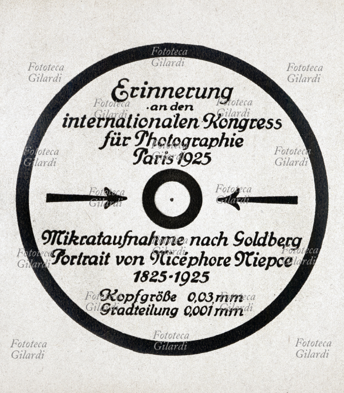 STORIA DELLA FOTOGRAFIA ritratto miniaturizzato di Nicéphore Niépce realizzato in una pallina di vetro grande 0.03 mm, applicata al centro di una cartolina pubblicitaria per il congresso di fotografia che ebbe luogo a Parigi nel 1925 per commemorare la prima fotografia di Niépce presa nel 1825. Riproduzione fotolitografica da documentazione sul congresso edita in Germania. Francia, Parigi 1925.