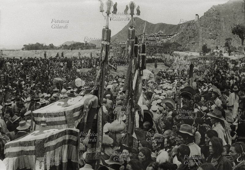 CINA Guerra di liberazione: Tibet, la popolazione di Shigatse accoglie una delegazione cinese. Cina, 1949