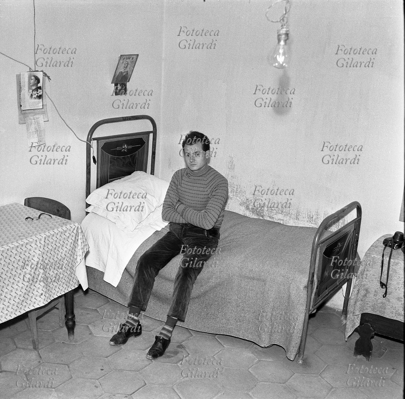 ALBANO DI LUCANIA (PZ) Giovane uomo (Rocco Abate), seduto sul letto, si appresta a mimare alcune esperienze di \