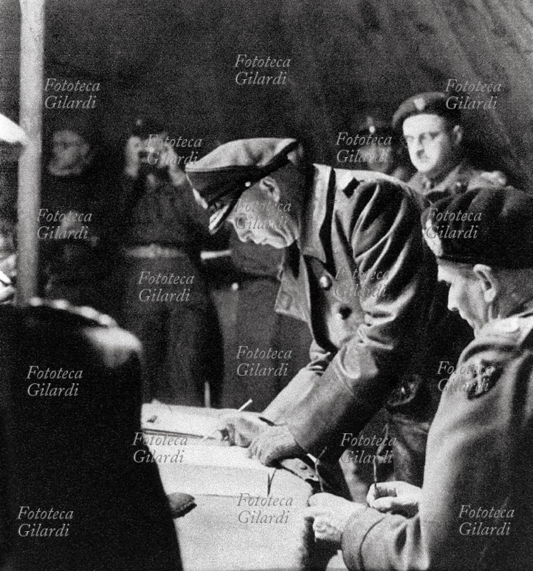 II GUERRA MONDIALE il Generale Friedeburg firma la capitolazione della Germania sul fronte inglese al Quartier Generale di Montgomery a Vordergrund. Germania, 4 maggio 1945