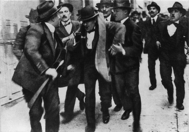 MUSSOLINI ARRESTATO AD UNA MANIFESTAZIONE INTERVENTISTA MUSSOLINI ARRESTATO AD UNA MANIFESTAZIONE INTERVENTISTA