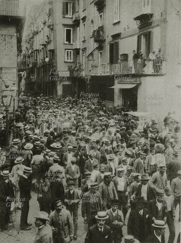 STRIKE FOR the ECCIDI Procession of protest of tramvieri and street sweepers to Rome, during political the general strike that lasted from the 16 to the 21 september, in order to protest against the eccidi completed from the police in Sardinia (Buggerru) and Sicily.