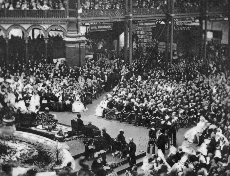 ESPOSIZIONE UNIVERSALE LONDRA La cerimonia di inaugurazione della seconda Esposizione Internazionale, essendo la regina Vittoria in lutto per la morte del Principe Consorte, fu presenziata da suo cugino, Il Duca di Cambridge. Londra, 1 maggio 1862