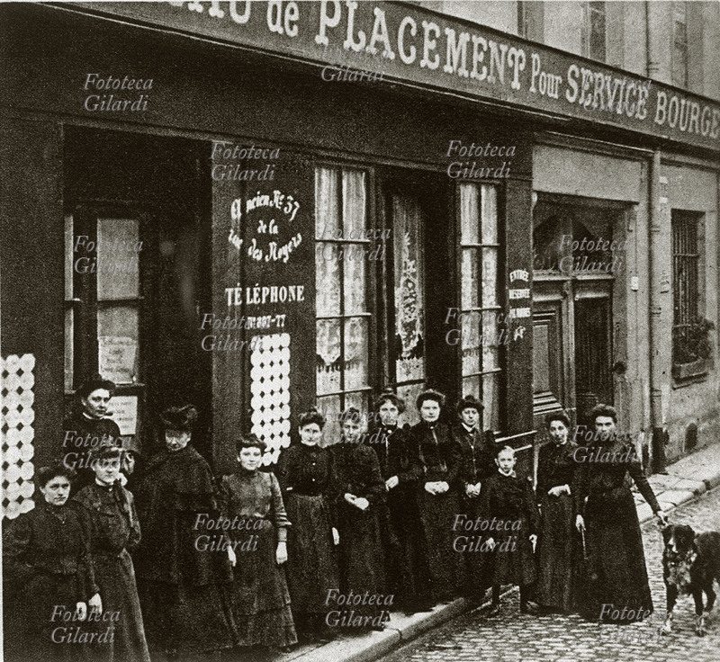 PARIGI Agenzia di collocamento al femminile per domestiche in case borghesi; le finestre sono impreziosite da tende in pizzo e oltre alla lunga insegna sovrastante, nei montanti sono dipinti l\