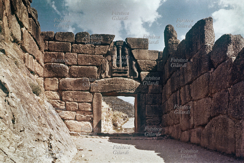 ANTICA GRECIA Sito archeologico di Micene: la porta dei leoni. 1500-1100 a.C. Veduta fotografica, 1980 circa