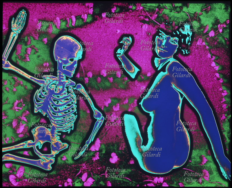 COLORI ARBITRARI varianti cromatiche di una composizione di danza macabra che accosta ironicamente lo scheletro/morte con un nudo femminile/vita in pose analoghe su uno sfondo naturalistico. Lo spunto fu annotato da Ando alla pagina del 24 febbraio della sua \