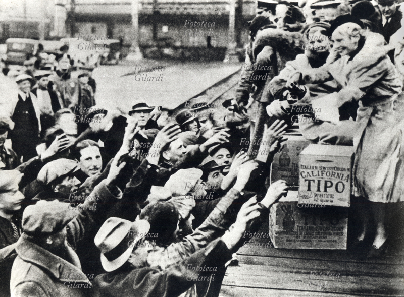 PROIBIZIONISMO fine del proibizionismo. A New York belle ragazze distribuiscono alla folla vino italiano prodotto in California. U.S.A. 5 dicembre 1933