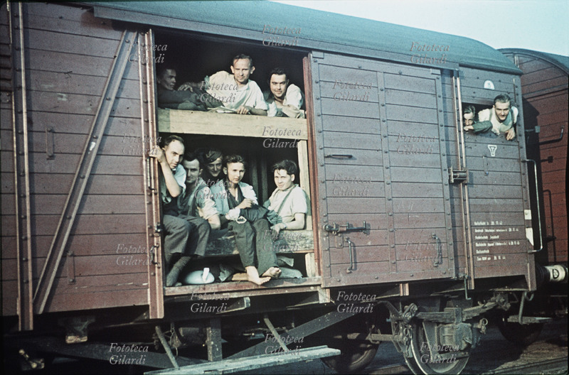II G M URSS Soldati italiani feriti, facenti parte del Cargo di spedizione italiano transitano da una stazione polacca per rientrare in Italia dopo la disfatta. Rara testimonianza fotografica a colori di Gianfranco Ucelli (Battaglione Aquila, 3° Art. Alpini.) reduce sopravvissuto alla tragica spedizione in Russia. U.R.S.S. inverno 1942/43