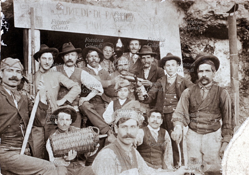 VINO Compagnia di paesani brinda per festeggiare il Lunedì di Pasqua, come dice il cartello davanti al quale si sono fatti fotografare, nel 1901