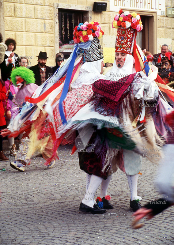 CARNEVALE DOSOLEDO due mattaccini si incontrano nel ballo ruotando vorticosamente. Fotografia di Elena Piccini, Comelico Superiore (Belluno) 1994.