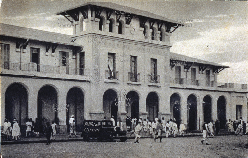 COLONIALISMO Italia/Etiopia. Addis Abeba, stazione ferroviaria. Cartolina fotolitografica, s.d.