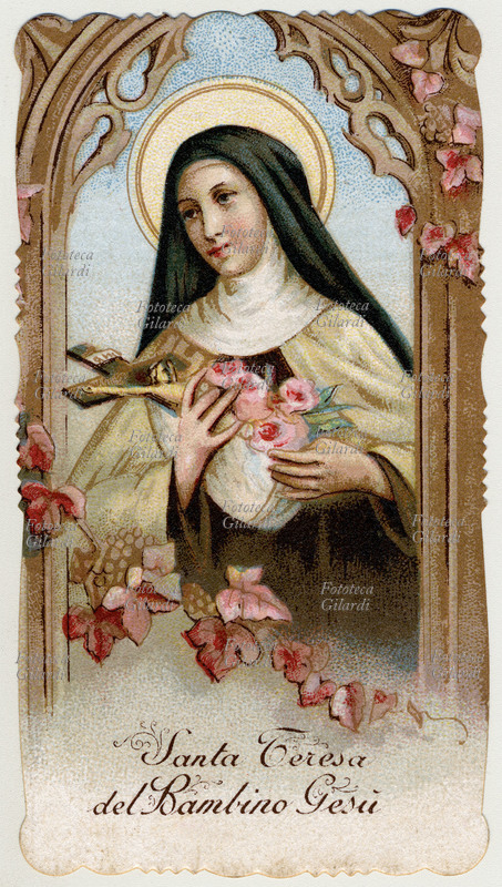 SANTA TERESA del Bambin Gesù (o di Lisieux 1873-1897) immaginetta cromolitografica con il ritratto della Santa con in mano il Crocifisso e un serto di rose. Davanti a lei un decoraticvo tralcio di vite. Cromolitografia, 1925 circa.