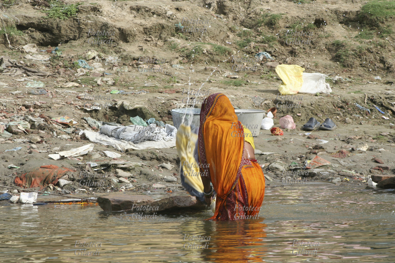 INDIA Al Babua Pandey ghat, una donna lava i panni, in una delle \