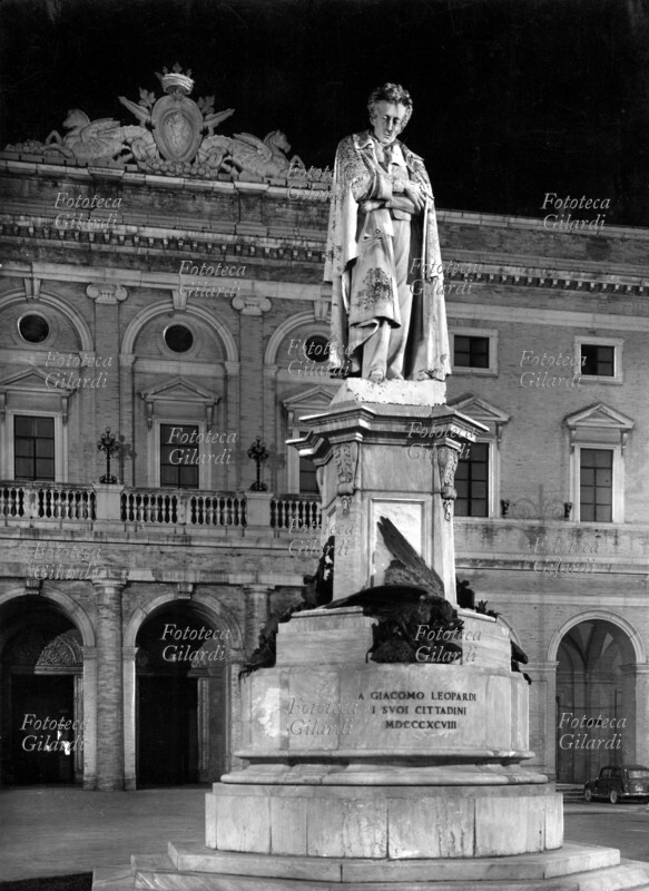 Giacomo LEOPARDI (29 giugno 1798 – 14 giugno 1837) Monumento dedicato al poeta dai concittadini della città natale, Recanati. \
