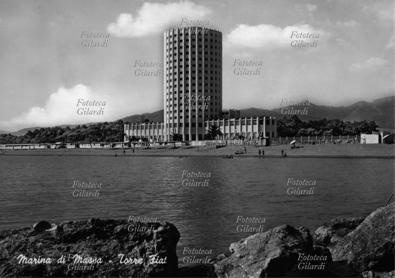 GRATTACIELO Colonia marina Edoardo Agnelli di Marina di Massa (ex Torre Balilla, detta anche Torre Marina, Torre di Massa o Torre FIAT) vista dal mare; il complesso della colonia è stato edificato su un progetto innovativo dell\