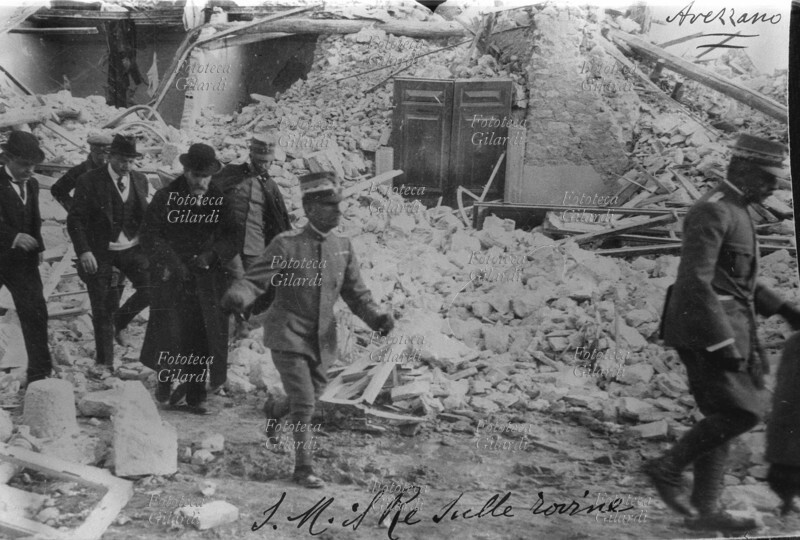 TERREMOTO di Avezzano: Vittorio Emanuele III (11 novembre 1869 – 28 dicembre 1947) fra le rovine del terribile sisma che causò 30519 morti nella Marsica, nella valle del Liri e nel Cicolano. Sulla stampa fotografica qualcuno ha scritto: \