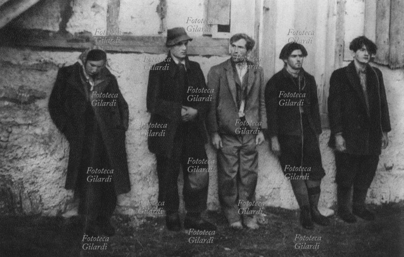 SECONDA GUERRA MONDIALE partigiani del battaglione della Savinja, tra i quali una donna, catturati sulla Kresîca presso St. Jöst a Dobrovlje. Immagine da un\