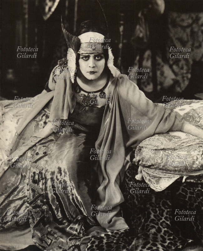 Theda BARA (Theodosia Burr Goodman, 1885 -1955) in una scena di \